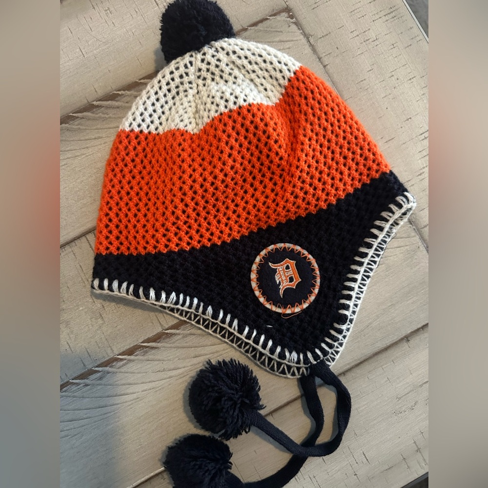 Adorable Womens Detroit Tigers Orange and Black Knit Beanie with Pom-Poms OSFA